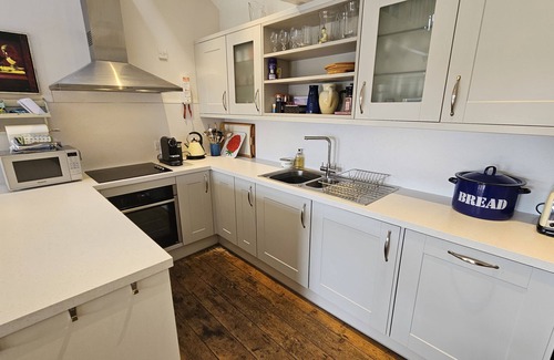 St. Mawes Cottage | Workshop - a holiday home that sleeps 5 guests in 3 bedrooms