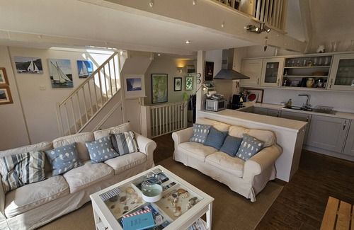 St. Mawes Cottage | Workshop - a holiday home that sleeps 5 guests in 3 bedrooms