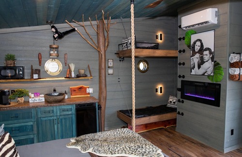 Sevierville Cabin | 🙉World's First Interactive Treehouse Resort! Tarzan & Jane! 🐘🦓