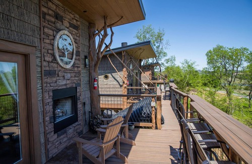 Sevierville Cabin | 🙉World's First Interactive Treehouse Resort! Tarzan & Jane! 🐘🦓