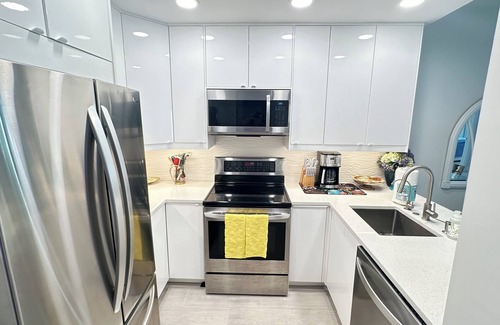 Holiday Isle Condo | World Tennis Club Beach 4mi 2 Heated Pools Hot Tub Sauna Pickleball