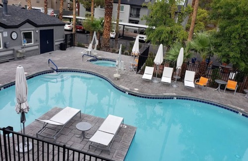 Paradise Condo | WORLDMARK SPENCER STREET - TWO BED TWO BATH CONDO WITH ROLL-IN SHOWER AND POOL