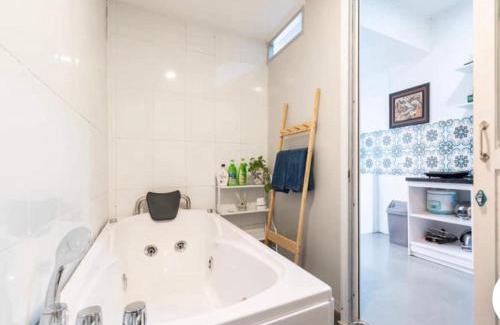 Hanoi Backpacker Quarter Apartment | Worth Living Apt/Old quarter/5 paxs/Bth/3mins to Hoankiem Lake