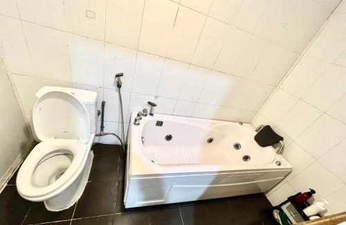 Hanoi Backpacker Quarter Apartment | Worth Living Apt/Old quarter/5 paxs/Bth/3mins to Hoankiem Lake