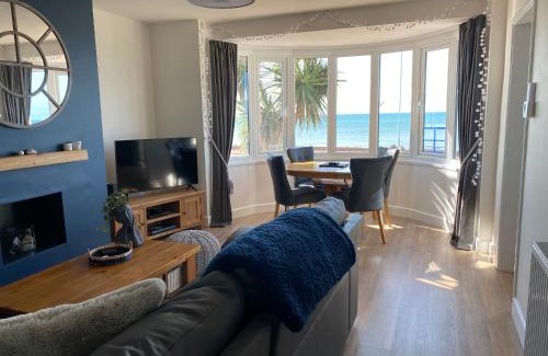 Worthing Apartment | WORTHING BEACH 180 - 2 bed seafront apartment with private parking