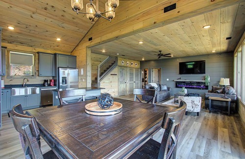 Black Bear Falls Cabin | WOW! An AMAZING View! LeConte Sunrise View.Rent it before it is gone.