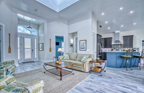 West Bradenton House | WOW-King Bed w/86° Pool, Turf Golf green, Beaches