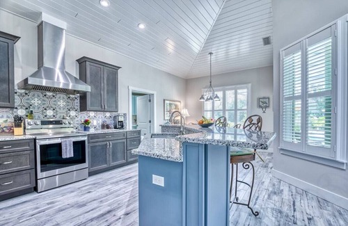 West Bradenton House | WOW-King Bed w/86° Pool, Turf Golf green, Beaches