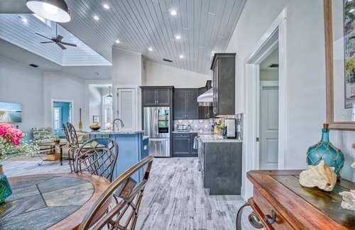 West Bradenton House | WOW-King Bed w/86° Pool, Turf Golf green, Beaches