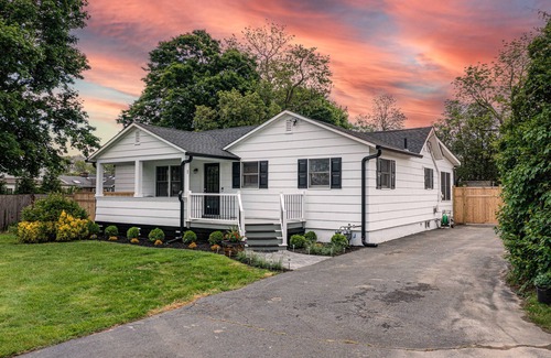 Monmouth Beach House | WOW! New 4bd Beach Chic, Xlnt Location! Walk2Town, Beach, Restaurants & Marina!