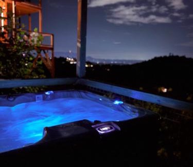 Gatlinburg - Pigeon Forge House | WOW, that View! NEW Luxury Cabin - Hot Tub - Pool Access - Game Room