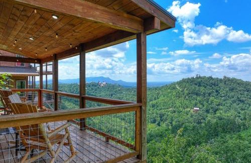 Gatlinburg - Pigeon Forge House | WOW, that View! NEW Luxury Cabin - Hot Tub - Pool Access - Game Room
