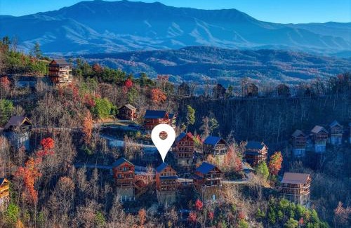 Gatlinburg - Pigeon Forge House | WOW, that View! NEW Luxury Cabin - Hot Tub - Pool Access - Game Room