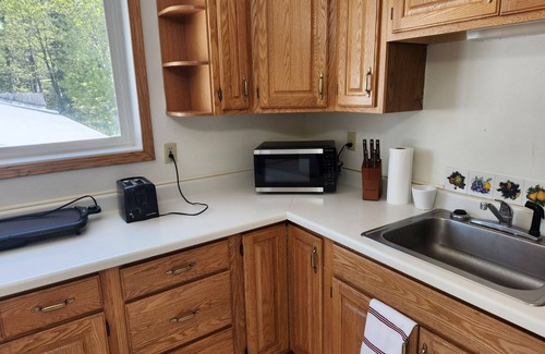 Houghton Apartment | WP1 EV Ready Group Option Near MTU – Perfect Keweenaw Adventure Basecamp!