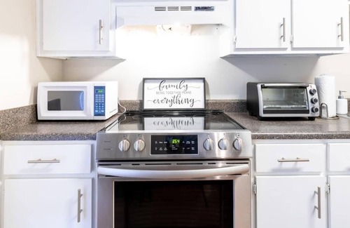Columbus House | Wrap-Around-Porch & Pet-Friendly- Cozy Uptown Home