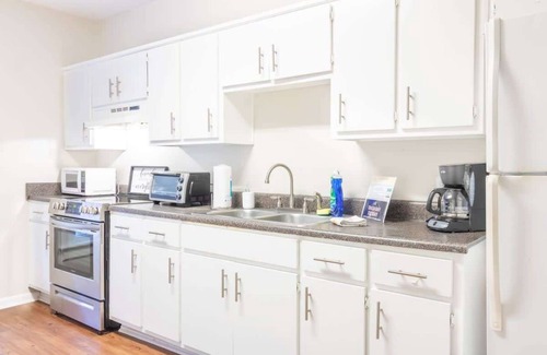 Columbus House | Wrap-Around-Porch & Pet-Friendly- Cozy Uptown Home