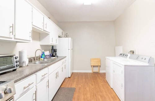 Columbus House | Wrap-Around-Porch & Pet-Friendly- Cozy Uptown Home