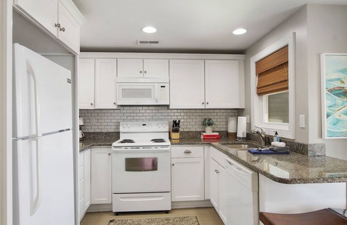 Lake Geneva House | Wrigley Beach House |Great Views of Lake |2nd Floor |Balcony |Steps to Beach & Shopping |Parking