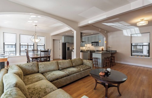 Buena Park Condo | Wrigleyville Home away from Home! 5 mins from downtown! steps from Lake! Cozy!