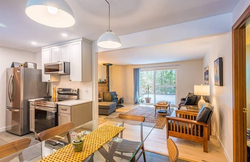 Port Angeles House | WS Paradise Tranquil Woodsy Escape with Hot Tub