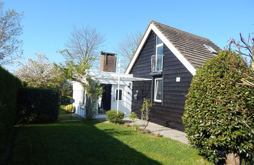 Bruinisse House | Wunderschönes freistehendes Ferienhaus, an der See, Sauna, Strand & Yachthafen, WLAN