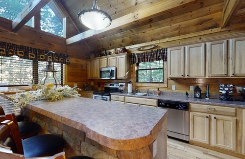 Gatlinburg - Pigeon Forge Cabin | Wuzzy's Flophouse