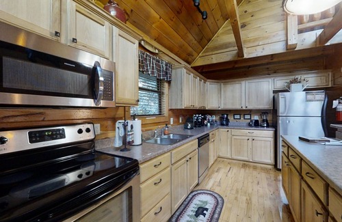 Gatlinburg - Pigeon Forge Cabin | Wuzzy's Flophouse