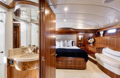 Auckland Central Business District House | WW Luxury Motor Yacht - Auckland Viaduct