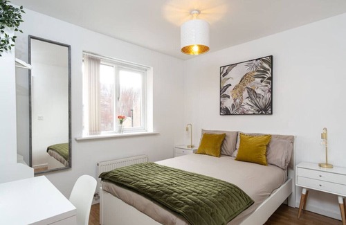 Burton on Trent Apartment | Wyllie Mews - Stunning Apartment with Parking in the Centre of Burton on Trent