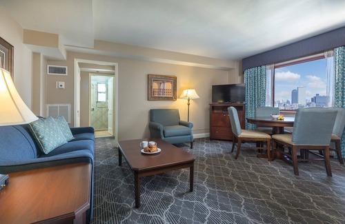 Faubourg Lafayette Resort | Wyndham Avenue Plaza, Mardi Gras parades in front of the resort