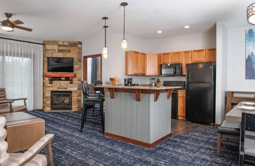 Lake Delton Condo | Wyndham Glacier Canyon |2BR/2BA King Suite w/Balc