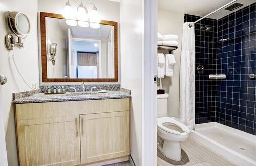 Yachting Village Resort | Wyndham Harbor Front Resort in downtown Newport, One Bedroom Suite