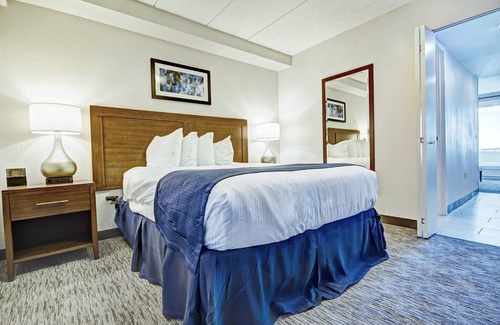 Yachting Village Resort | Wyndham Harbor Front Resort in downtown Newport, One Bedroom Suite