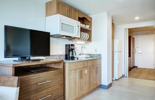 Yachting Village Resort | Wyndham Harbor Front Resort in downtown Newport, One Bedroom Suite