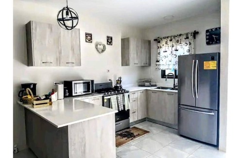 Discovery Bay House | Wynter'sEscape! 2BR w/pool & beach access near PuertoSeco Beach! w/24-hrsecurity