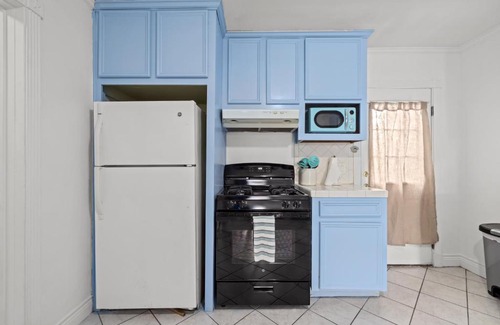 Galveston Apartment | Xbox, King Bed, Walk to Cruises, Strand, UTMB, and Beach!