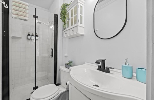Galveston Apartment | Xbox, King Bed, Walk to Cruises, Strand, UTMB, and Beach!