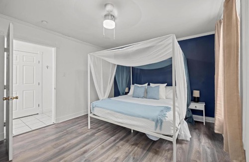 Galveston Apartment | Xbox, King Bed, Walk to Cruises, Strand, UTMB, and Beach!