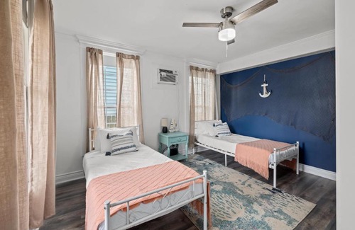 Galveston Apartment | Xbox, King Bed, Walk to Cruises, Strand, UTMB, and Beach!