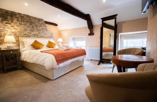 Llangadog Hotel | Y Castell