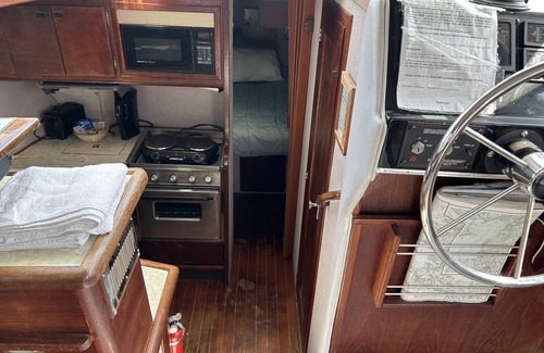 Fox Point Boat Rental | Yacht Rental 32ft Bayliner
