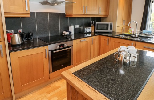 Whippingham Cottage | YACHTSMAN'S TOWER, family friendly in East Cowes, Isle Of Wight