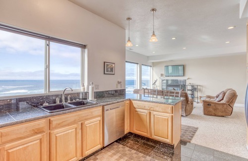 Beverly Beach House | Yaquina Head Lighthouse Views, Hot Tub Home with Awe Inspiring Views!