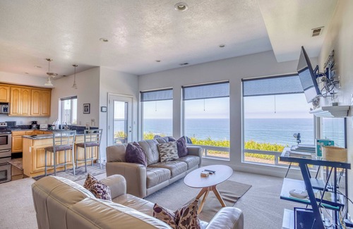 Beverly Beach House | Yaquina Head Lighthouse Views, Hot Tub Home with Awe Inspiring Views!