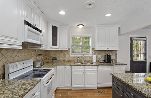 Marietta House | ⬨Yard+BBQ Garden Tub ⬨ A/C ⬨ Games ⬪ 2 HDTVs Safe Neighborhood