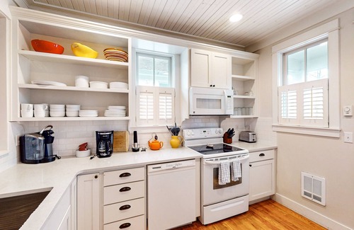 Seabrook House | Yarmouth Yacht Club in Seabrook - Close to Downtown and Park