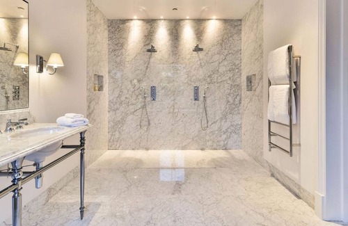 Harrow House | Yates Home With Private Parking