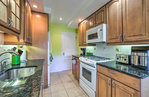 Yeadon House | Yeadon Townhome w/Porch, 7 Mi to Center City