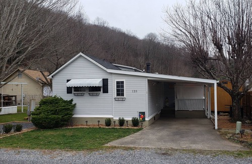 Maggie Valley House | Year Round Access in town Bungalow, Hot Tub, Fire Pit and Extra Parking