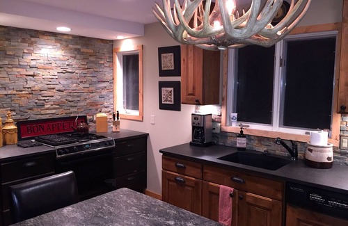 Harbor Springs House | “Year-Round Adventure Awaits – Ski, Golf & Relax in Harbor Springs!”